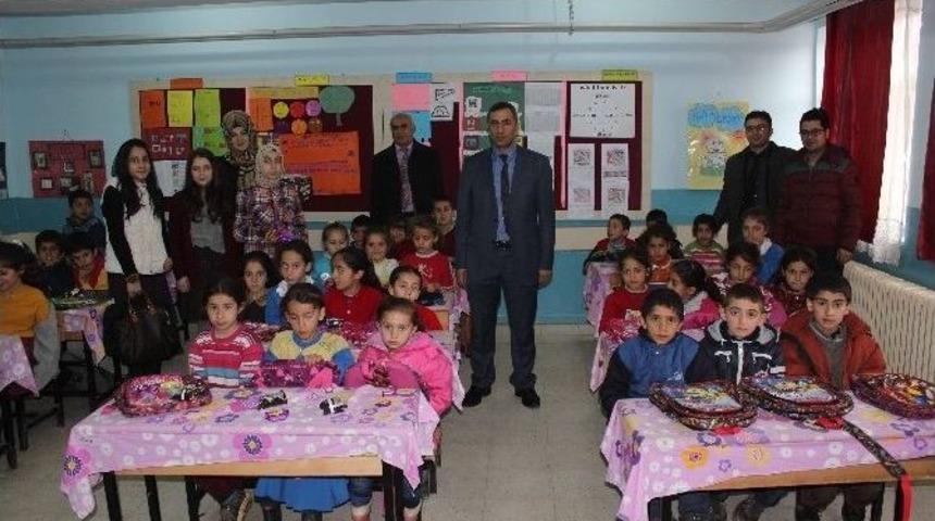 &Ouml;ğrencilerden K&ouml;y Okuluna Yardım