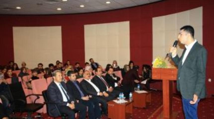 Edebiyat Fak&uuml;ltesi &Ouml;ğrencilerinden Şiir Dinletisi