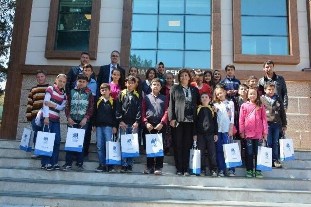 &Ouml;ğrencilere Yunusemre&rsquo;den Anlamlı Hediye