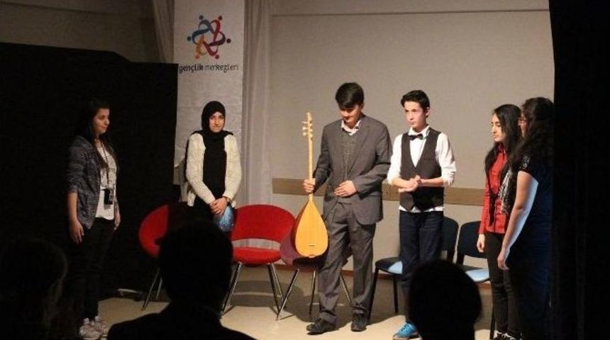 &Ouml;ğrenciler Aşık Veysel&rsquo;i Andı