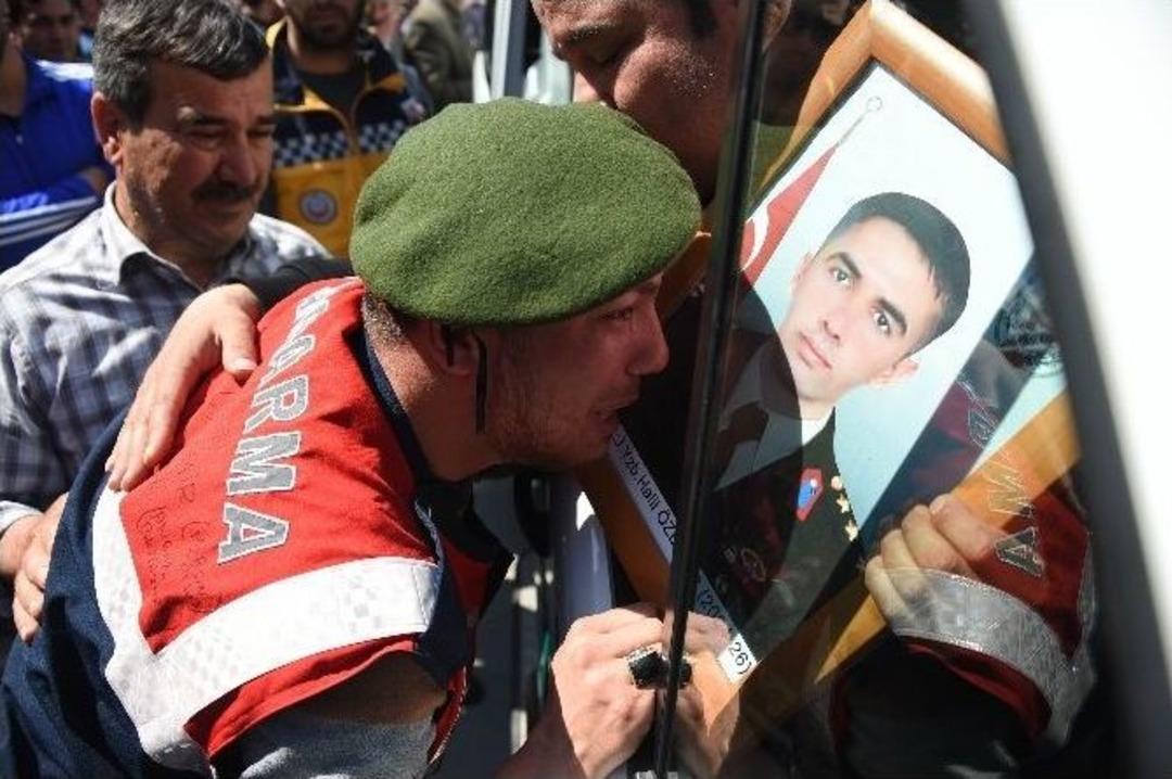 Kahraman Y&uuml;zbaşıya G&ouml;zyaşları Sel Oldu