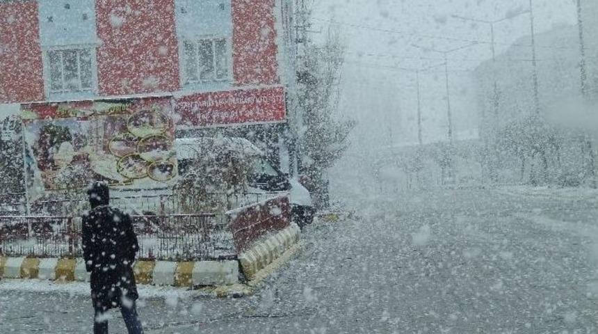 Malazgirt&rsquo;te Lapa Lapa Kar Yağışı