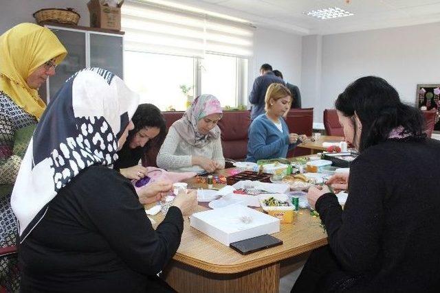 Adıyaman Üniversitesi’nde Bayanlar Çöpleri Doğaya Geri Kazandırıyor