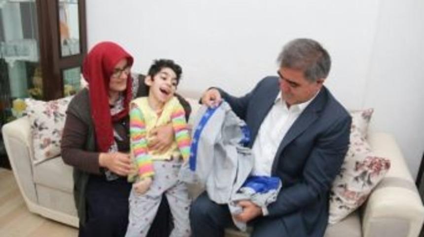 Başkan &Ouml;zdemir Zeynep&rsquo;i Sevindirdi