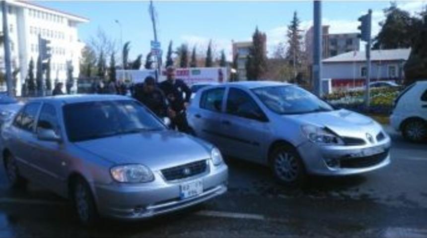 İki Otomobil &Ccedil;arpıştı, Maddi Hasar Meydana Geldi