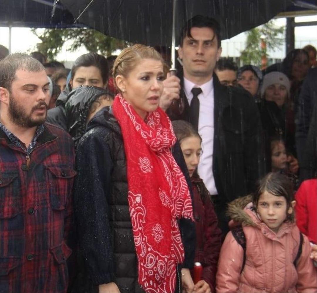 Yağmur Altında Islanan &Ccedil;ocukları G&ouml;r&uuml;nce O Da Onlarla Birlikte Islandı