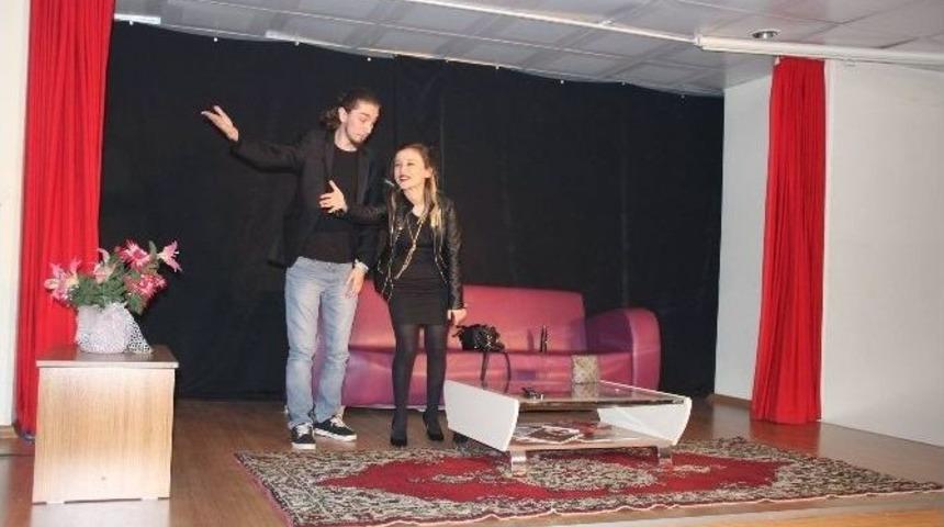 Burhaniye&rsquo;de &Uuml;niversiteli Gen&ccedil;lerden Tiyatro G&ouml;sterisi