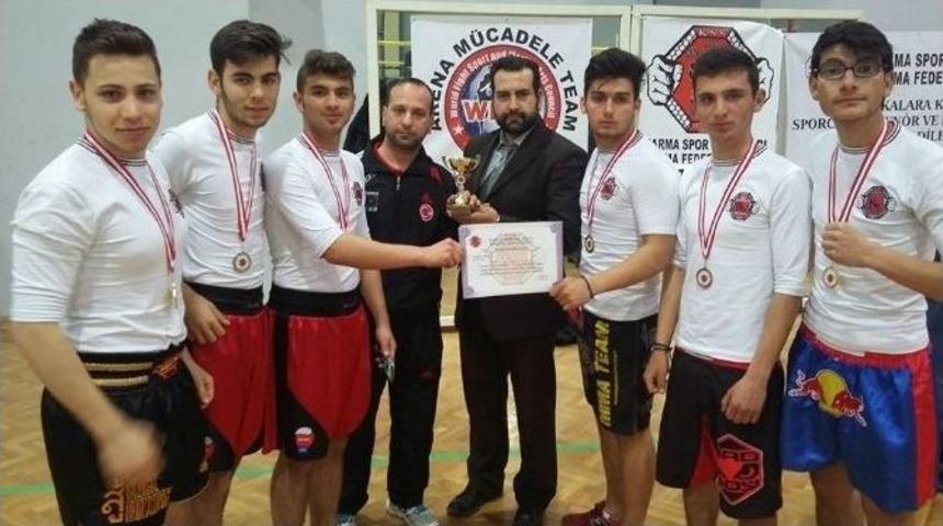 Burhaniyeli Sporcular İzmir&rsquo;den Madalya İle D&ouml;nd&uuml;