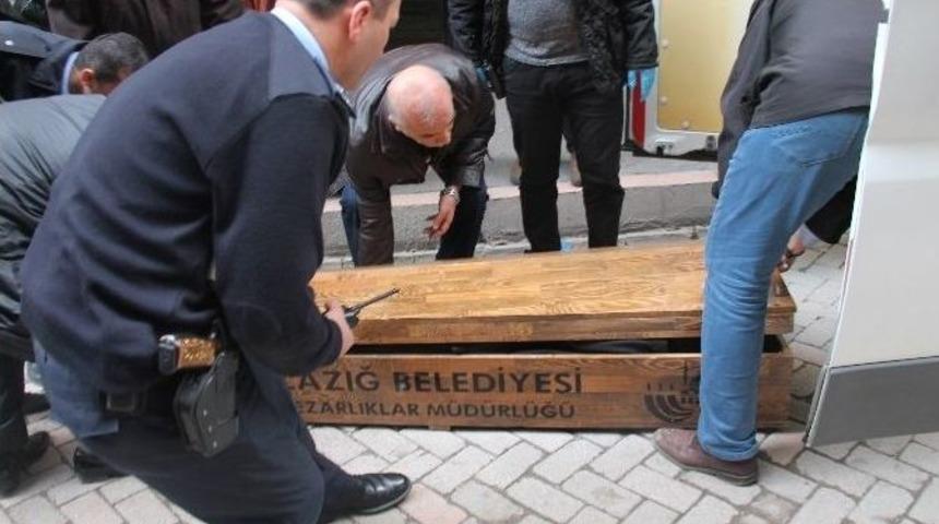 Emekli Kadın &Ouml;ğretmen Evinde &Ouml;ld&uuml;r&uuml;ld&uuml;