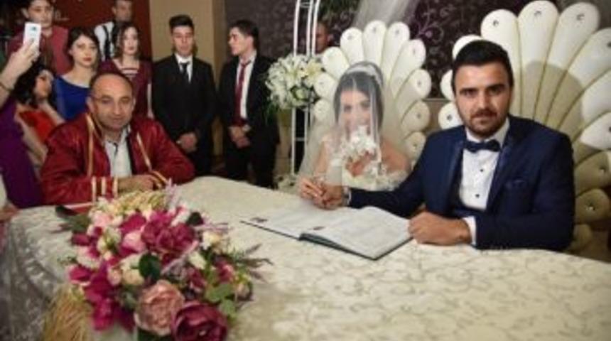 Başkan &Uuml;z&uuml;lmez, &Ccedil;iftlerin Mutluluklarına Ortak Oldu