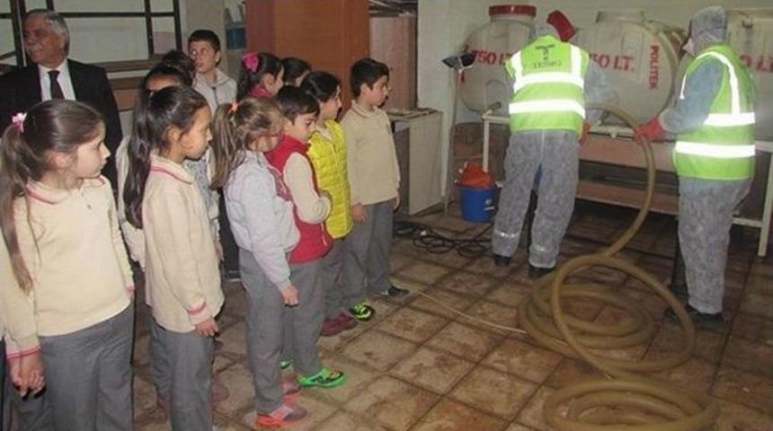 Teski İl Genelindeki Okulların İ&ccedil;me Suyu Depolarını Temizliyor