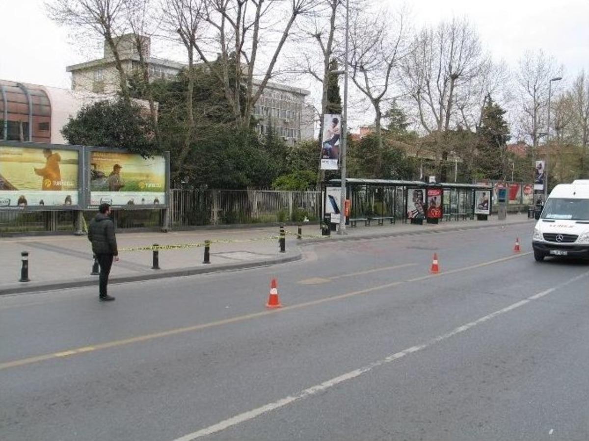 İstanbul&rsquo;da Durakta Unutulan &Ccedil;anta Polisi Alarma Ge&ccedil;irdi