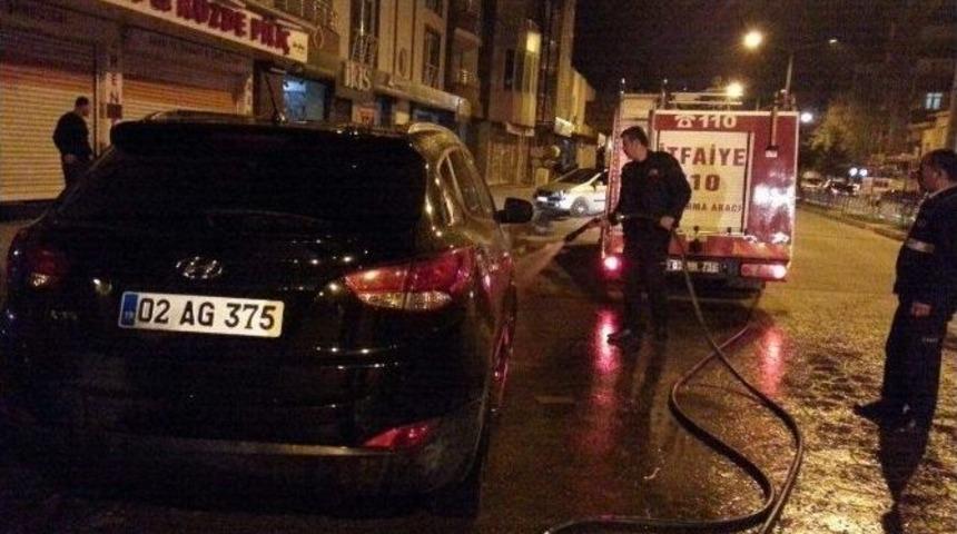 Otomobili Benzin D&ouml;k&uuml;p Ateşe Verdiler