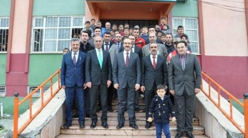 Vali Yavuz &Ouml;ğrencilerle Bir Araya Geldi