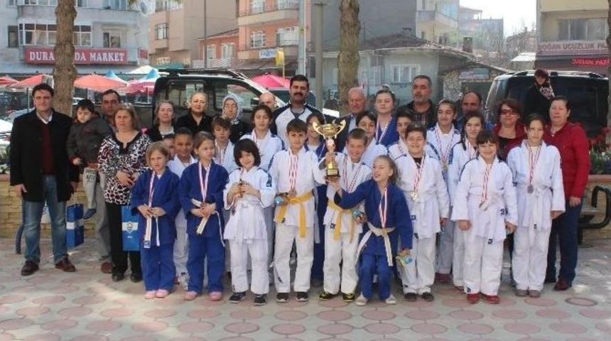 Şampiyon Judocular Belediyeyi Ziyaret Etti