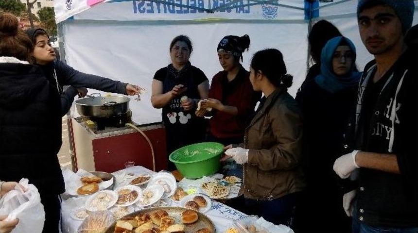 Lise &Ouml;ğrencileri Kermes D&uuml;zenledi