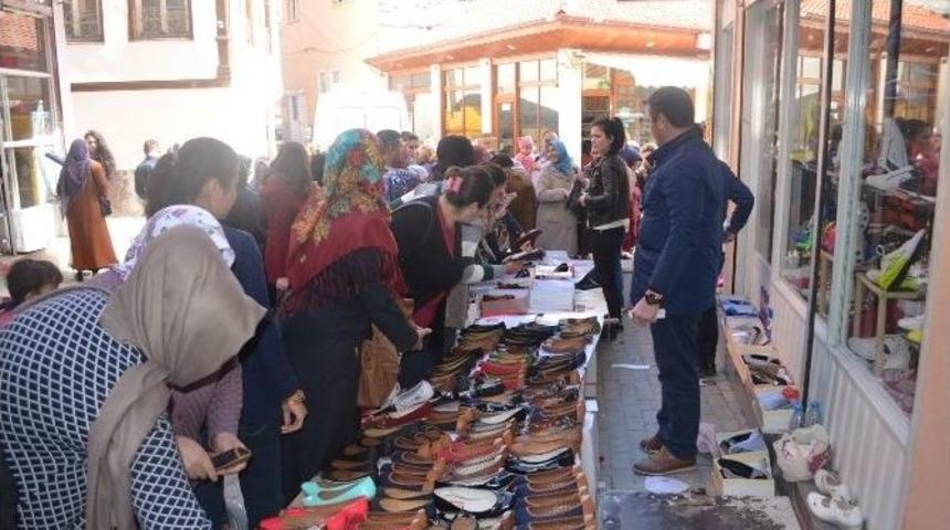 10 Liralık Ayakkabı İzdihamı