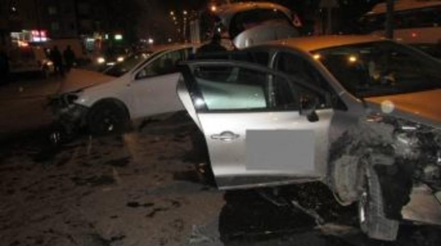 2 Otomobil Kafa Kafaya &Ccedil;arpıştı: 2 Yaralı