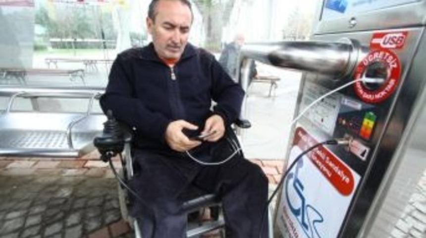B&uuml;y&uuml;kşehir Otob&uuml;s Duraklarına Şarj &Uuml;nitesi Yerleştirdi