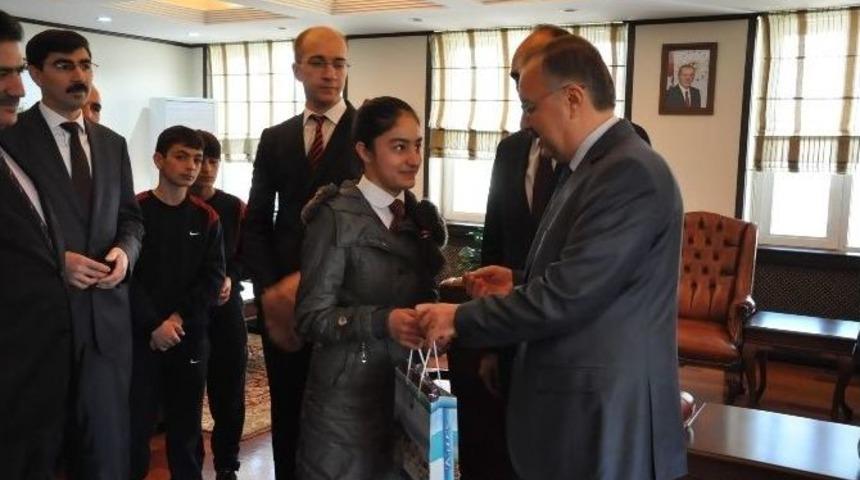 Kars Valisi G&uuml;nay &Ouml;zdemir Başarılı &Ouml;ğrencileri &Ouml;d&uuml;llendirdi