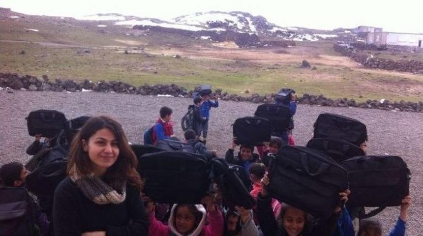 &Uuml;cretli K&ouml;y &Ouml;ğretmeninden &Ouml;rnek Davranış