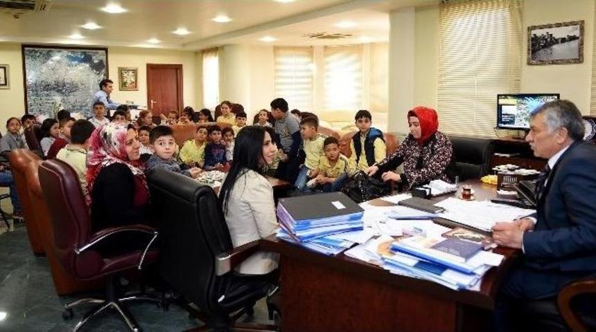 Minik &Ouml;ğrenciler Başkan Karalar İle Makam Odasında Ders Yaptı