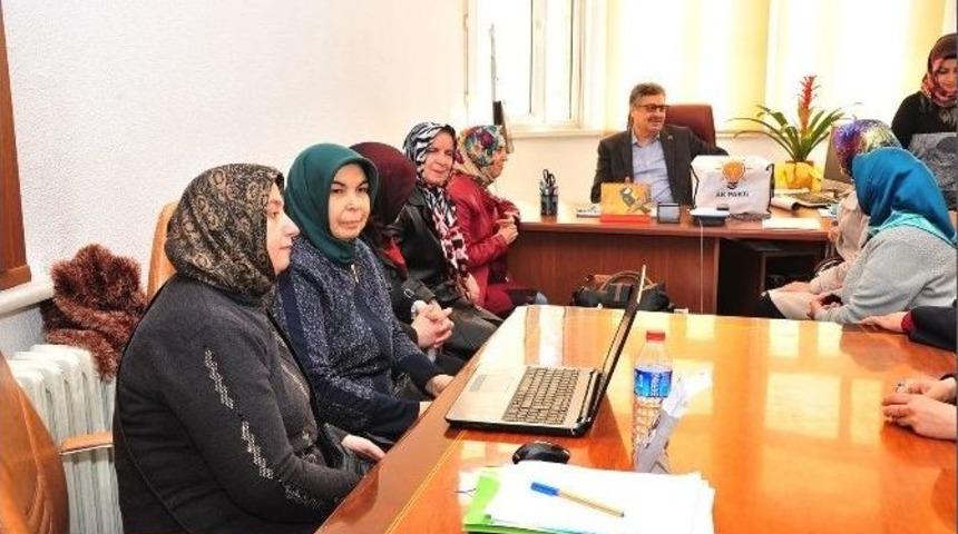 Ak Kadınlardan K&uuml;t&uuml;phane Duraklara Kitap Desteği