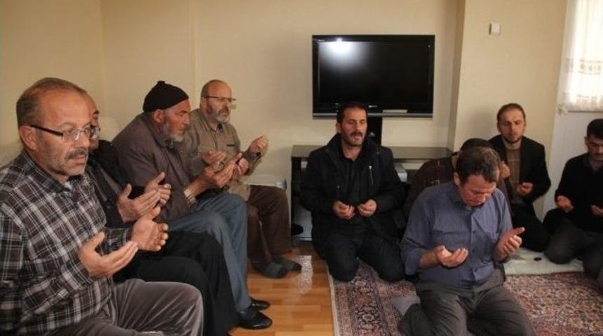 Vali Yusuf Odabaş Şehit Halil T&uuml;rkoğlunun Ailesine Taziye Ziyaretinde Bulundu