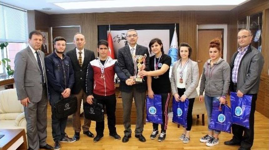 &Uuml;niversiteli Sporcular Bilek G&uuml;reşi Şampiyonasından Dereceyle D&ouml;nd&uuml;