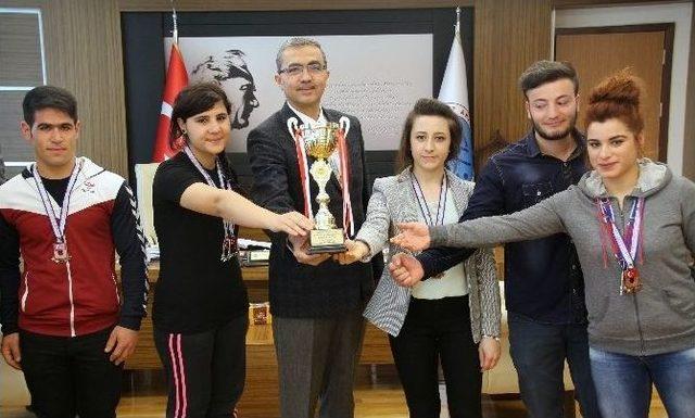 &Uuml;niversiteli Sporcular Bilek G&uuml;reşi Şampiyonasından Dereceyle D&ouml;nd&uuml; 1