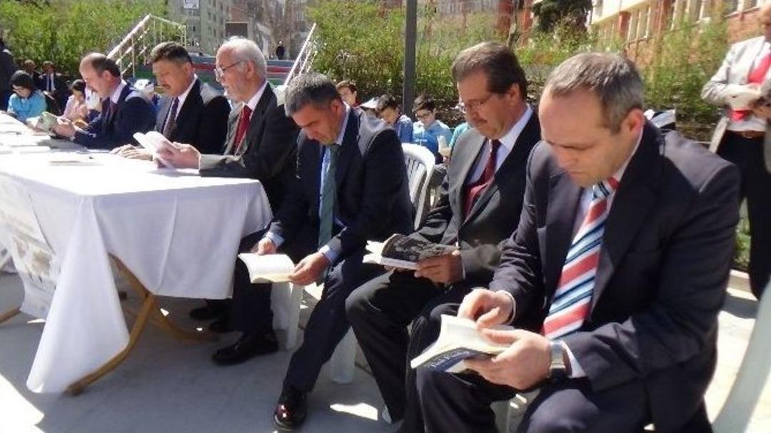 K&uuml;t&uuml;phane Haftası&rsquo;nı Kitap Okuyarak Kutladılar