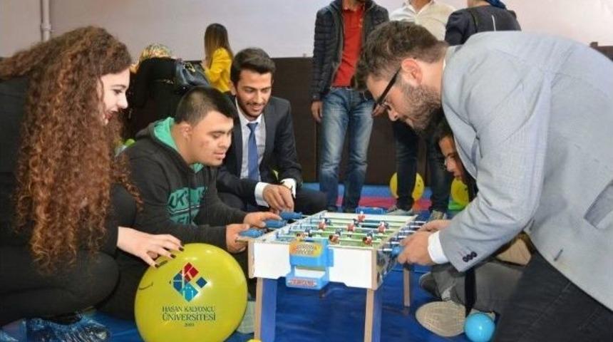 &Uuml;niversite &Ouml;ğrencileri &Ouml;zel Eğitim Alan &Ccedil;ocukları Oyun Oynayarak Eğitiyor