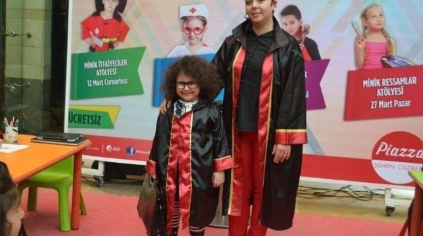 Piazza&rsquo;da &Ccedil;ocuklar Bir G&uuml;nl&uuml;ğ&uuml;ne Avukat Oldu