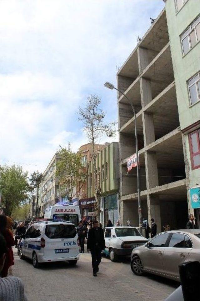 Genç Kız İntihara Teşebbüs Etti 1