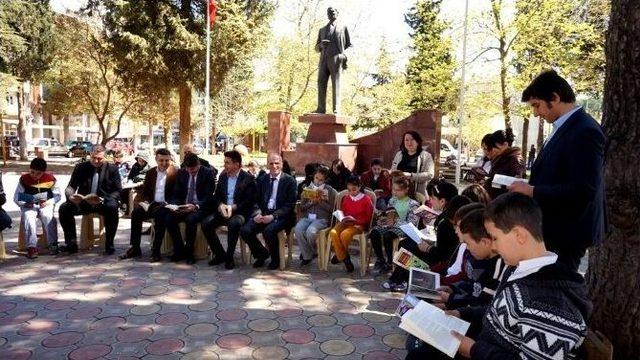 Kaymakam Kılınç Öğrencilerle Açık Havada Kitap Okudu