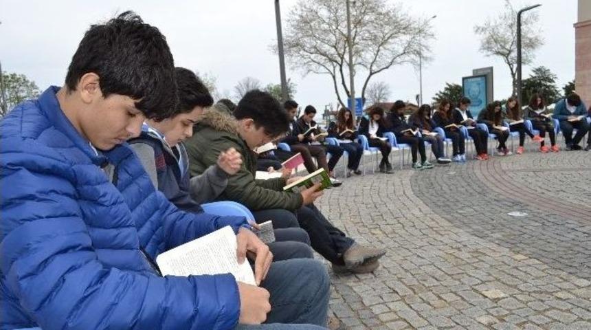 Şehir Meydanında Kitap Okudular