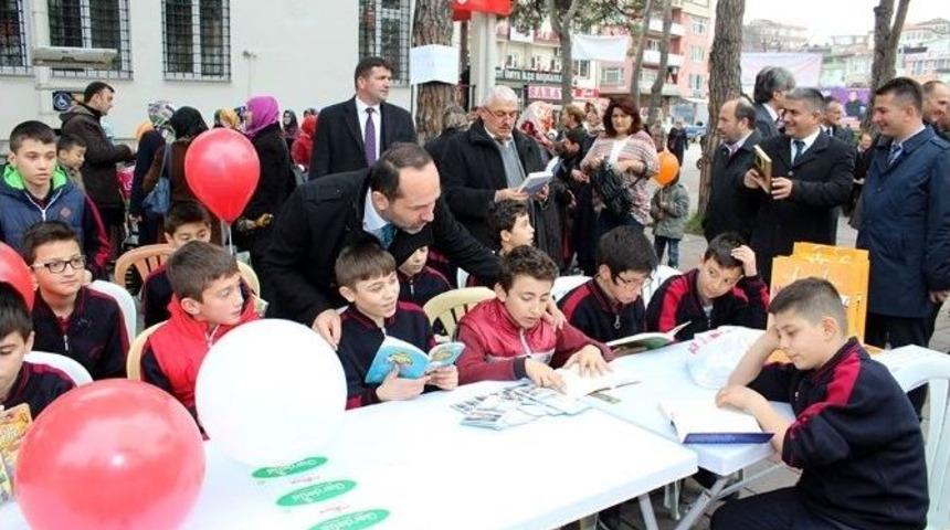 &Uuml;nye Meydanda Kitap Okudu