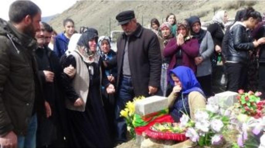 Y&uuml;ksekova&rsquo;da &Ouml;ld&uuml;r&uuml;len Şahin Hakkari&rsquo;de Toprağa Verildi
