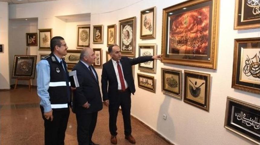 Belediye Protokol&uuml; Altay&rsquo;ın Sergisini Gezdi