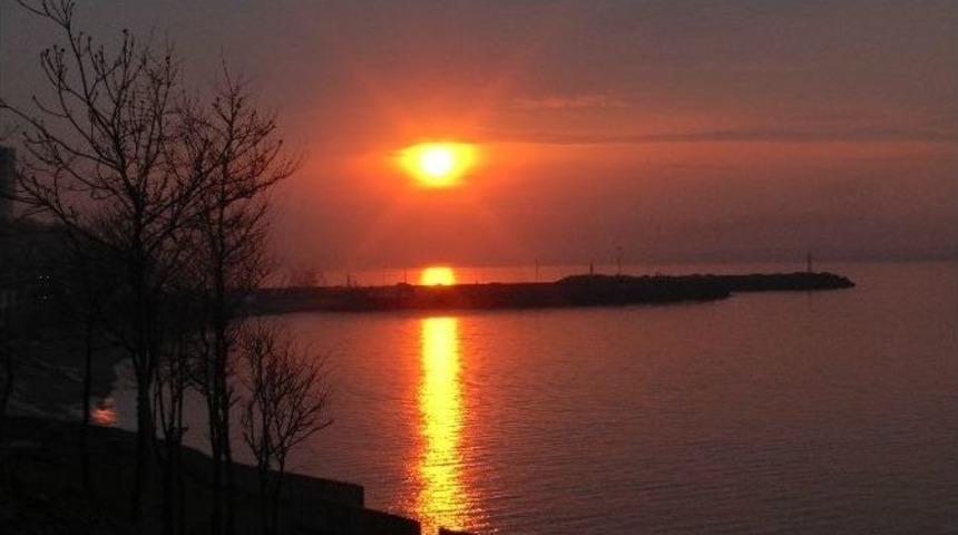 Karadeniz&rsquo;de G&uuml;n Batımı İzleyenleri Hayran Bırakıyor