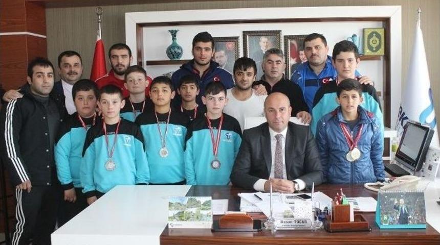 Başkan Togar&rsquo;dan G&uuml;reşcilere Altın