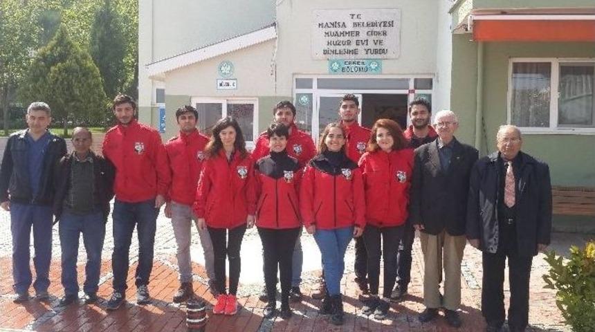 &Uuml;niversiteli Akut Topluluğundan Yaşlılara Ziyaret