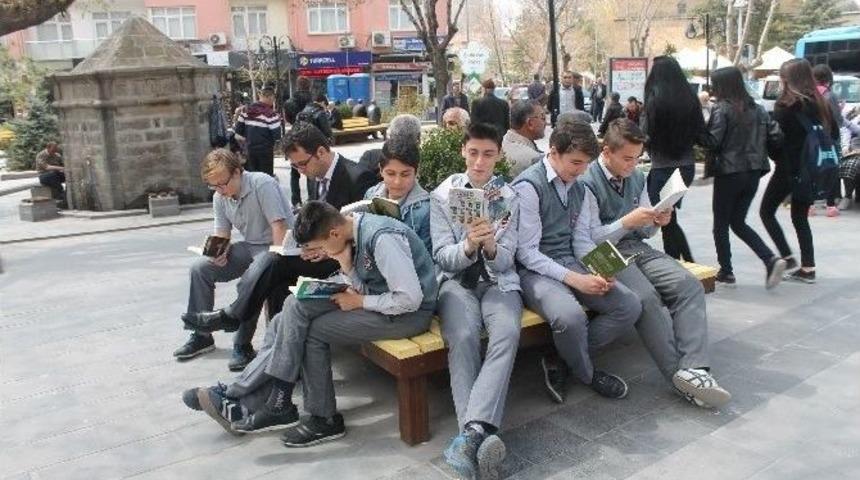 Vatandaşlar Parkta Kitap Okudu