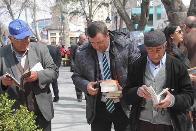 Vatandaşlar Parkta Kitap Okudu