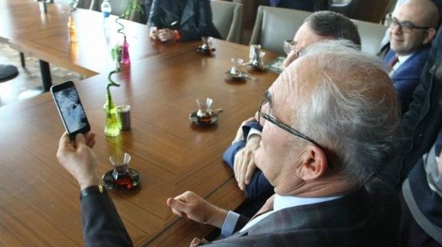 Başkan Yılmaz, Gazetecilere Kavga Eden Leyleklerin G&ouml;r&uuml;nt&uuml;s&uuml;n&uuml; İzletti