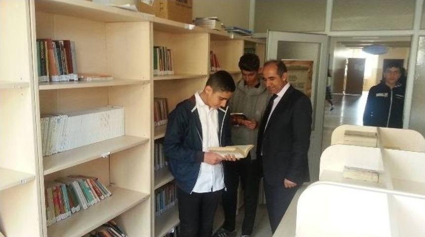 &Ouml;ğrenciler K&uuml;t&uuml;phane Kurdu