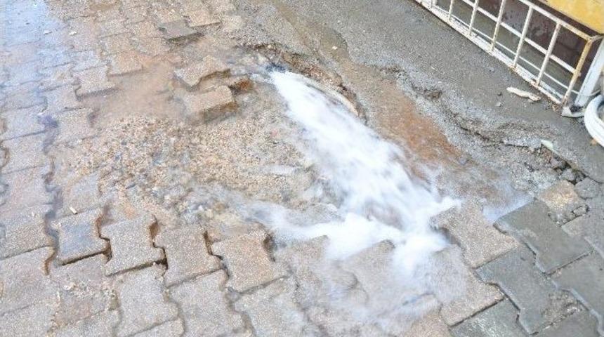 Patlayan Su Borusu Sokağı G&ouml;lete &Ccedil;evirdi
