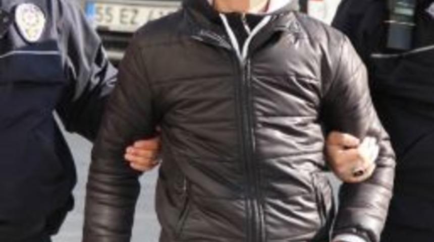 Polisi G&ouml;r&uuml;nce Uyuşturucuyu Yere Altı