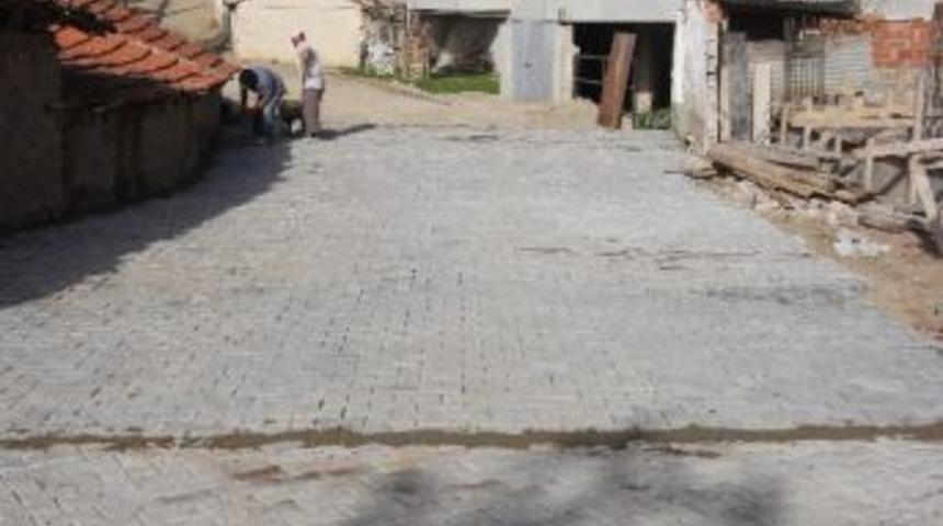 Burhaniye&rsquo;de Kırsal Mahallelerde Yol Yapımı