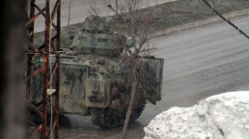 Tanklar Eski Kışla Mahallesine Girdi